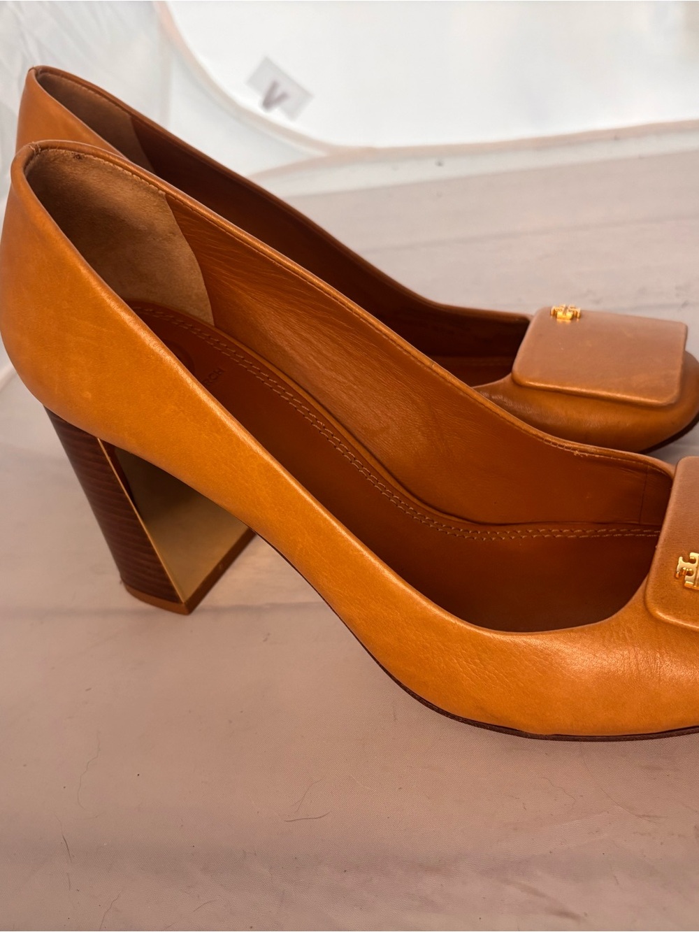 Tory Burch tan Yardley Leather square Toe Pumps w/ Gold Logo size 10 M - Picture 2 of 10